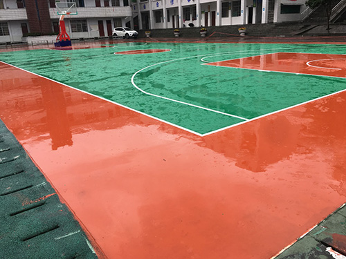 吉首瀘溪縣鎮(zhèn)中完小學(xué)塑膠籃球場，羽毛球場