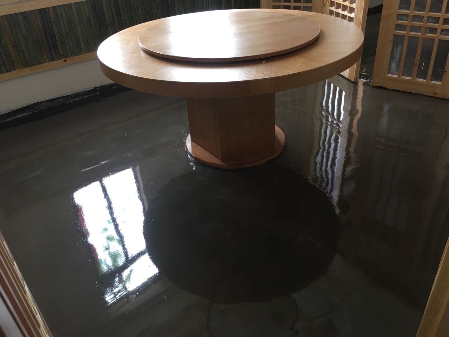 吉首市乾州餐廳環(huán)氧復(fù)古地坪施工完成，祝老板生意興隆，財(cái)源廣進(jìn)